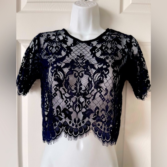 Forever 21 Tops - 💕NWT💕 Forever 21 junior women black lace crop top. Size S